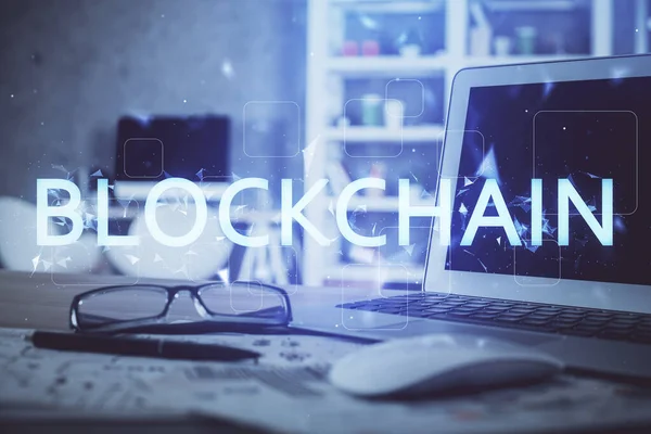 Multi blootstelling van blockchain thema hologram en tafel met computer achtergrond. Concept van Bitcoin crypto valuta. — Stockfoto