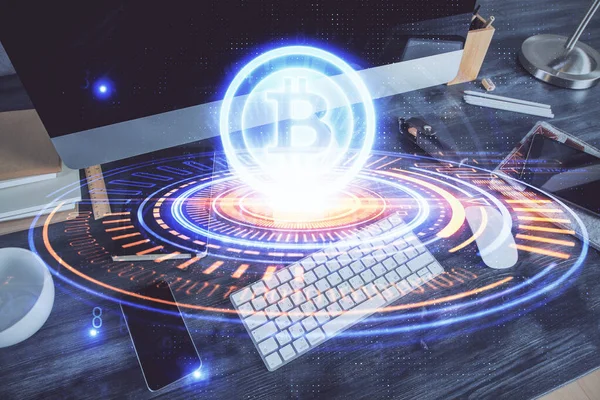 Dubbel exponering av blockchain och crypto ekonomi tema hologram och tabell med datorbakgrund. Begreppet bitcoin cryptocurrency. — Stockfoto