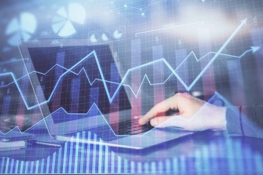 Dizüstü bilgisayar ve borsa grafik arka plan ile işadamları nın ellerini çift pozlama. Araştırma ve ticaret kavramı.