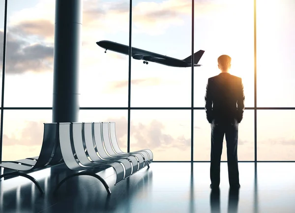 Empresario de pie en el aeropuerto — Foto de Stock