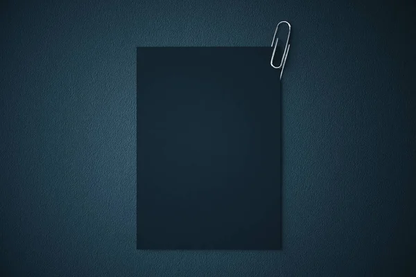 Czarny arkusz papieru z klipsem — Zdjęcie stockowe