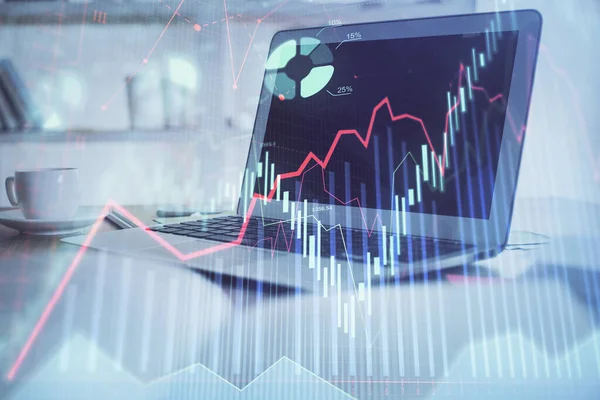 Holograma gráfico de Forex en la tabla con el fondo de la computadora. Exposición múltiple. Concepto de mercados financieros. — Foto de Stock
