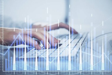 Arka planda ofiste bilgisayarda çalışan işadamı ile Forex grafiği. Sert çalışma kavramı. Closeup. Çoklu pozlama.