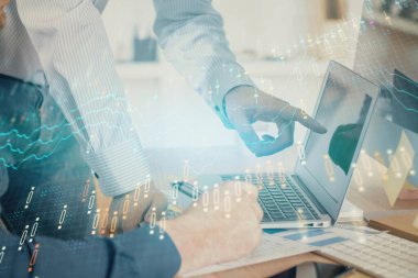 Arka planda ofiste bilgisayarda işadamı yazarak grafiğin çift pozlama. Zor iş kavramı.