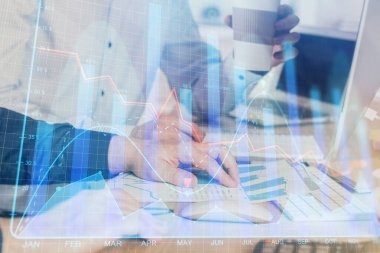 Adam arka planda ofiste bilgisayarda yazarak grafik Multi pozlama. Zor iş kavramı.