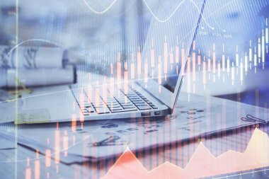 Masası ve kişisel bilgisayarı olan borsa grafiği. Çifte maruziyet. Mali analiz kavramı.