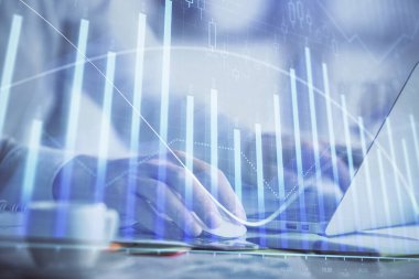 Arka planda bilgisayarda çalışan bir adamla ön x grafiğine iki kez maruz kalıyoruz. Pazar analizi kavramı.