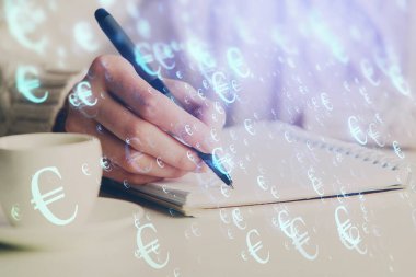 Forex tablosu WOMANS el notları arka plan alarak görüntülenir. Araştırma kavramı. Çift Pozlama