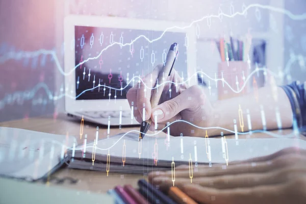 Gráficos de divisas financieras que se muestran en las mujeres mano tomando notas de fondo. Concepto de investigación. Doble exposición — Foto de Stock