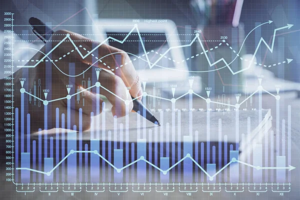 Gráficos financieros mostrados en las manos de las mujeres tomando notas antecedentes. Concepto de investigación. Doble exposición —  Fotos de Stock