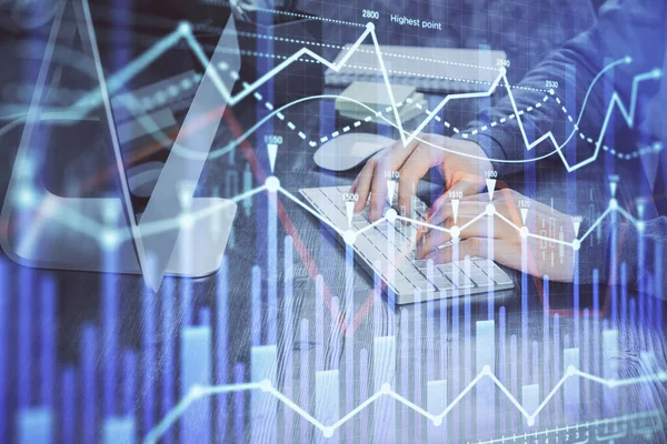 Die doppelte Entlarvung des Finanzdiagramms mit dem Mann im Amt arbeitet im Hintergrund. Konzept der Analyse. — Stockfoto