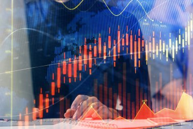 Arka planda ofiste bilgisayarda işadamı yazarak Forex grafiği. Analiz kavramı. Çift Pozlama.