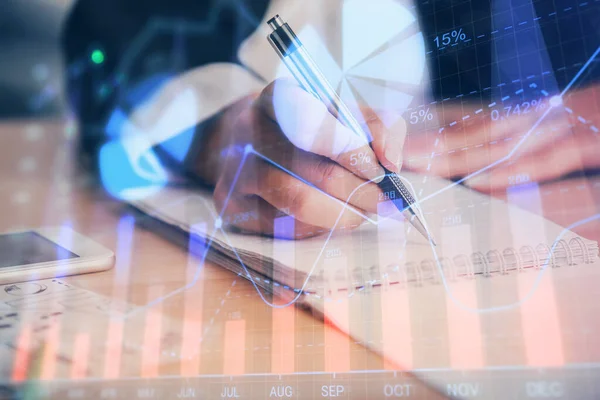 Een vrouw handen schrijven informatie over aandelenmarkt in Kladblok. Forex Grafiek hologrammen vooraan. Concept van onderzoek. Multi exposure — Stockfoto