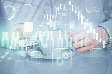 Arka planda ofiste bilgisayarda yazan adam ile grafik çift pozlama. Sıkı çalışma kavramı.