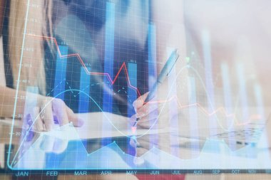 Bir kadın eller Not defteri hisse senedi piyasası hakkında bilgi yazma. Ön Forex grafik hologramlar. Araştırma kavramı. Çift Pozlama
