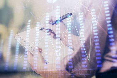 Forex grafik huds ile notlar yapma ellerin çoklu pozlama. Borsa konsepti.