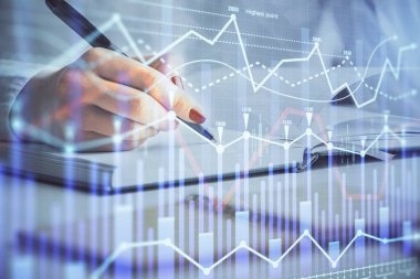 Forex grafik hologramı ile not lar yapan kadın ellerinin çoklu pozlaması. Konsept borsa analizi.