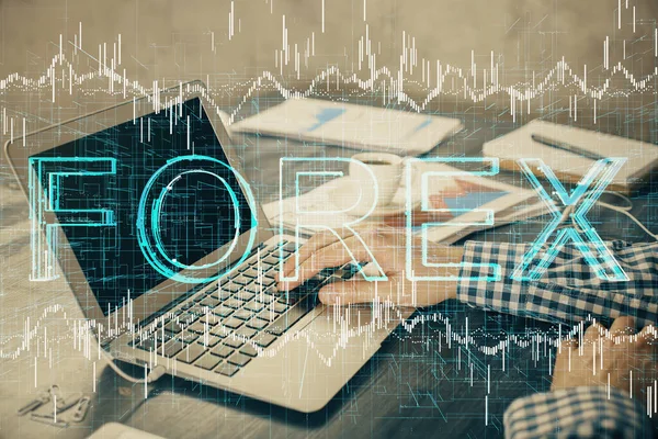 Двойная экспозиция форекс-графика с человеком, работающим на компьютере на заднем плане. Концепция анализа рынка . — стоковое фото