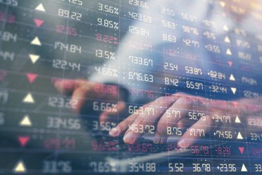 Arka planda ofiste bilgisayarda çalışan işadamı ile Forex grafiği. Sert çalışma kavramı. Çoklu pozlama.