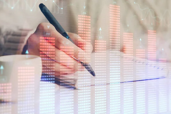 Forex tablosu WOMANS el notları arka plan alarak görüntülenir. Araştırma kavramı. Çift Pozlama