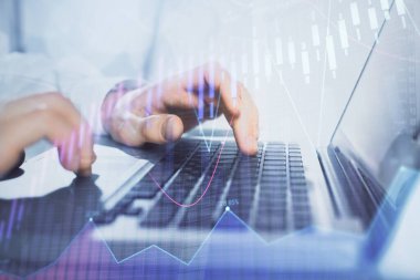 Arka planda bilgisayarda çalışan bir adamla piyasa grafiği iki katına çıktı. Mali analiz kavramı.