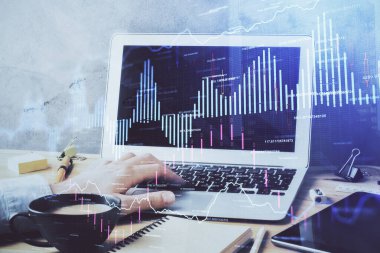 Arka planda ofiste bilgisayarda çalışan işadamı ile Forex grafiği. Sert çalışma kavramı. Çift Pozlama.