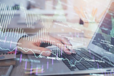 Dizüstü bilgisayar ve borsa grafik arka plan ile işadamları nın ellerini çift pozlama. Araştırma ve ticaret kavramı.