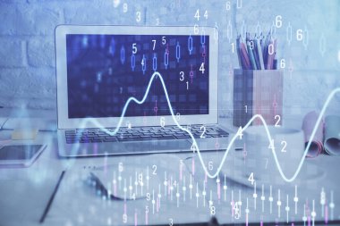 Masası ve kişisel bilgisayarı olan borsa grafiği. Çifte maruziyet. Mali analiz kavramı.