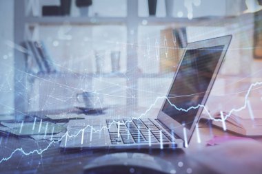 Masası ve kişisel bilgisayarı olan borsa grafiği. Çoklu maruz kalma. Mali analiz kavramı.