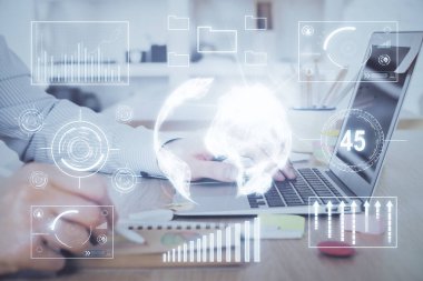 Arka planda bilgisayar üzerinde çalışan adam ile borsa grafiği çoklu pozlama. Finansal analiz kavramı.