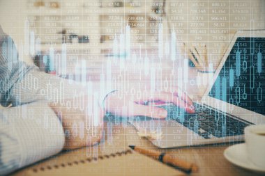 Arka planda bilgisayar üzerinde çalışan adam ile borsa grafiği çoklu pozlama. Finansal analiz kavramı.