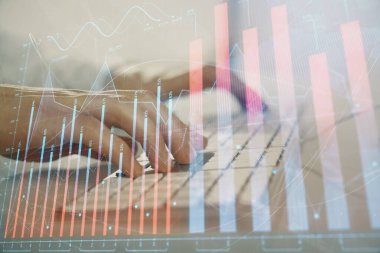 Arka planda ofiste bilgisayarda çalışan işadamı ile Forex grafiği. Sert çalışma kavramı. Closeup. Çoklu pozlama.