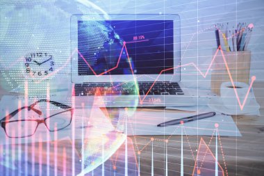 Finansal pazar grafiği hologramı ve kişisel bilgisayar arka planda. Çifte maruziyet. Önx kavramı.