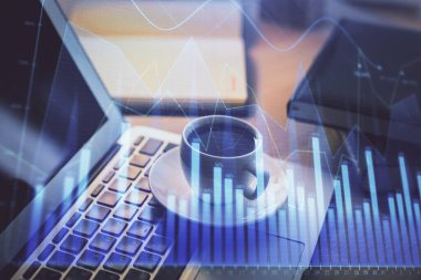 Kişisel bilgisayar arkaplanına çizilmiş borsa hologramı. Çifte maruziyet. Yatırım kavramı.