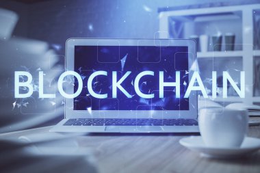 Blockchain temalı holograma ve bilgisayar arkaplanlı masaya çoklu maruz kalma. Bitcoin şifreleme para birimi kavramı.