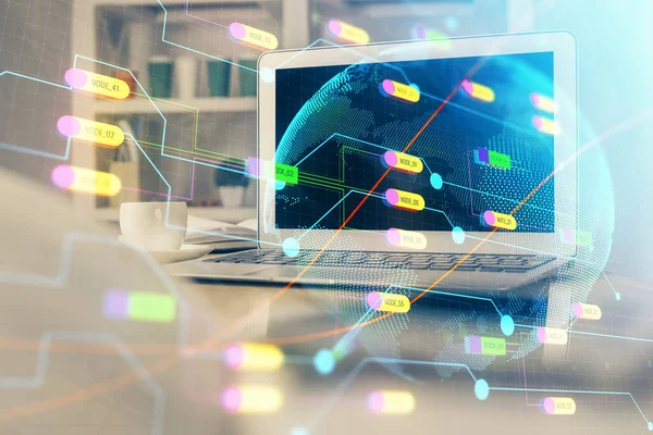 コンピュータと世界地図ホログラムとテーブルのマルチ露出。国際データネットワークの概念. — ストック写真