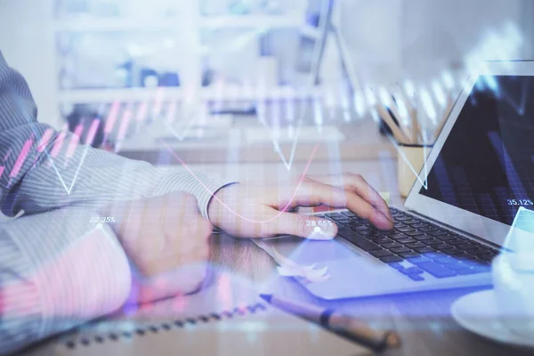 Multi exposición de gráfico del mercado de valores con el hombre que trabaja en la computadora en el fondo. Concepto de análisis financiero . —  Fotos de Stock