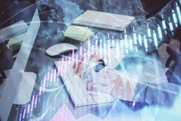 Gráfico de stock con hombre de negocios escribiendo en la computadora en la oficina en segundo plano. Concepto de análisis. Doble exposición . —  Fotos de Stock