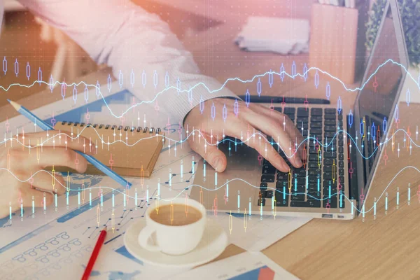 Gráfico de Forex con hombre de negocios que trabaja en la computadora en la oficina en segundo plano. Concepto de trabajador. Exposición múltiple . — Foto de Stock