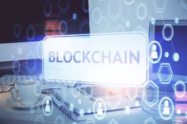 Blockchain temalı holograma ve bilgisayar arkaplanlı masaya çoklu maruz kalma. Bitcoin şifreleme para birimi kavramı.