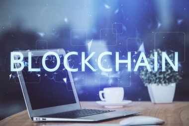 Blockchain temalı holograma ve bilgisayar arkaplanlı masaya çoklu maruz kalma. Bitcoin şifreleme para birimi kavramı.