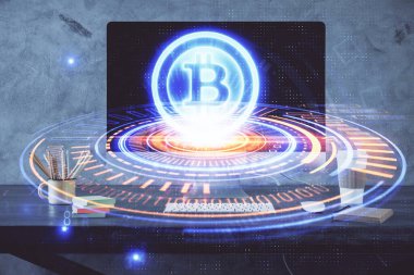 Blockchain temalı holograma ve bilgisayar arkaplanlı masaya çoklu maruz kalma. Bitcoin şifreleme para birimi kavramı.
