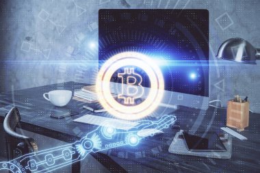 Engelleme zinciri ve kripto ekonomi temalı hologram ve bilgisayar geçmişi olan bir masa. Bitcoin kripto para kavramı.