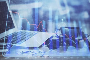 Finansal grafik renkli çizimler ve arka planda bilgisayar olan tablolar. Çifte maruziyet. Uluslararası pazarlar kavramı.