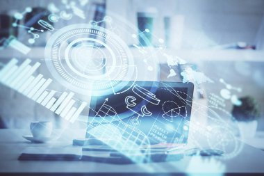 İş teması simgelerinin çoklu pozlandırılması ve bilgisayar geçmişi olan masa. Başarı kavramı.