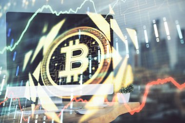 Blockchain temalı holograma ve bilgisayar arkaplanlı masaya çoklu maruz kalma. Bitcoin şifreleme para birimi kavramı.