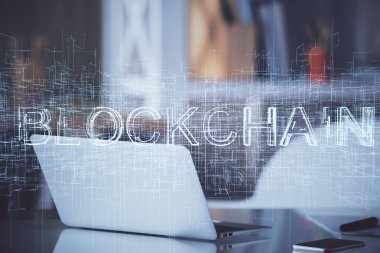 Blockchain temalı holograma ve bilgisayar arkaplanlı masaya çoklu maruz kalma. Bitcoin şifreleme para birimi kavramı.