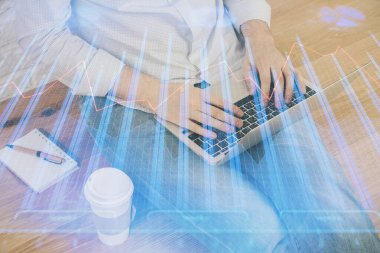 Dizüstü bilgisayar ve borsa grafik arka plan ile işadamları nın ellerini çift pozlama. Araştırma ve ticaret kavramı.