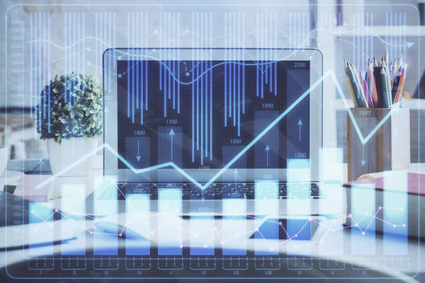 Grafiek van de beurs op de achtergrond met bureau en personal computer. Dubbele belichting. Begrip financiële analyse. — Stockfoto