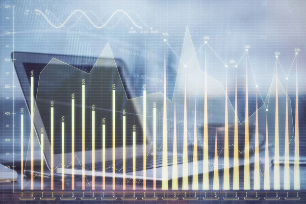 Forex trh graf hologram a osobní počítač na pozadí. Dvojité vystavení. Pojem investice. — Stock fotografie